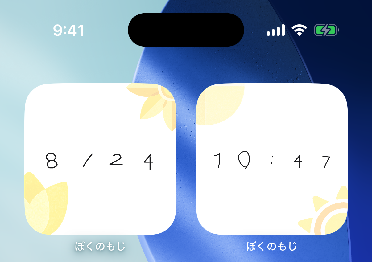 ホーム画面に置かれた、子どもの手書き文字の日付ウィジェットと時計ウィジェット